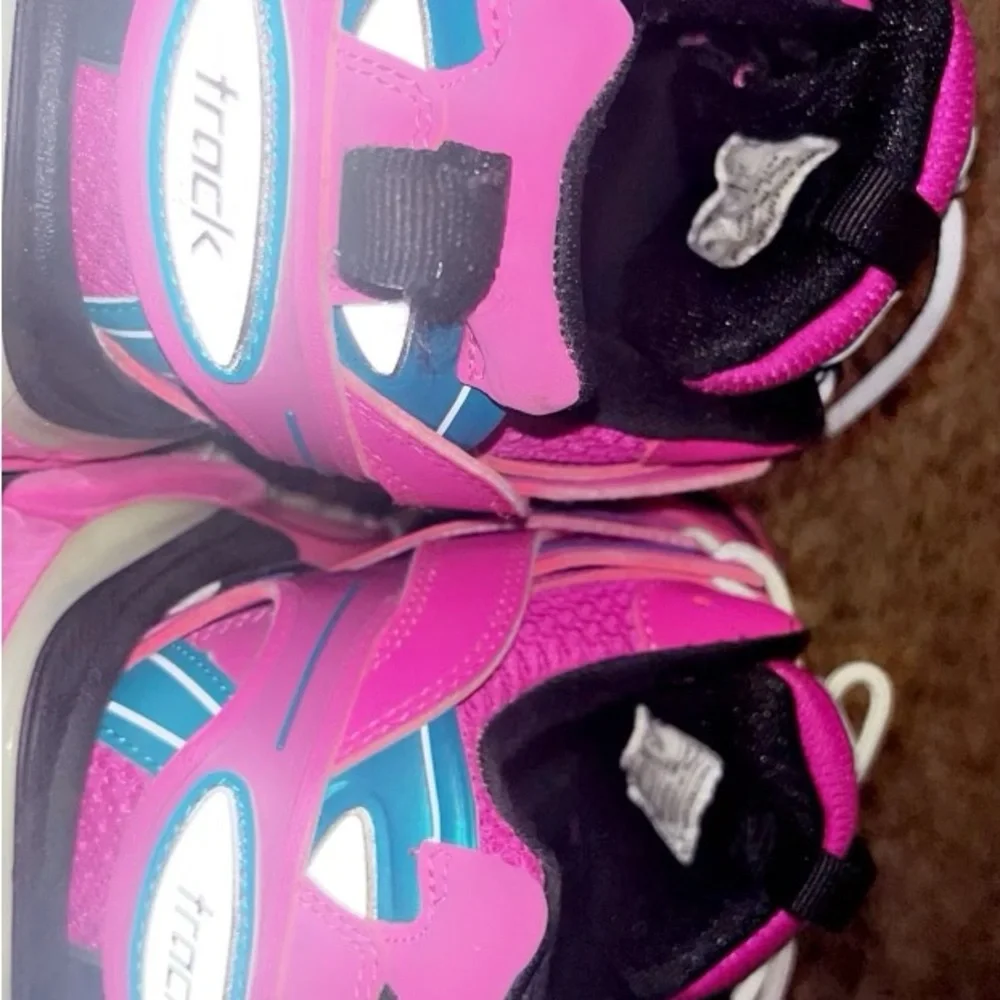 Balenciaga women’s fashion shoes - Picture 2 of 3